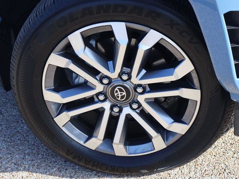 Used 2025 Toyota 4Runner Limited AWD/4WD image 9