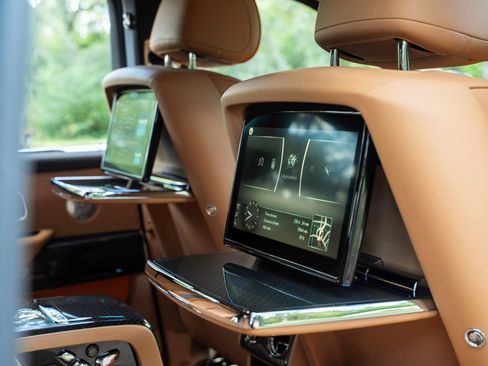 Used 2023 Rolls-Royce Cullinan Black Badge w/ Leather Finishing Pack image 58