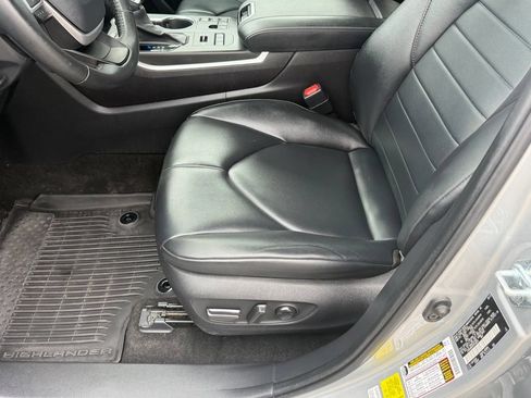 Used 2023 Toyota Highlander XLE AWD/4WD image 11