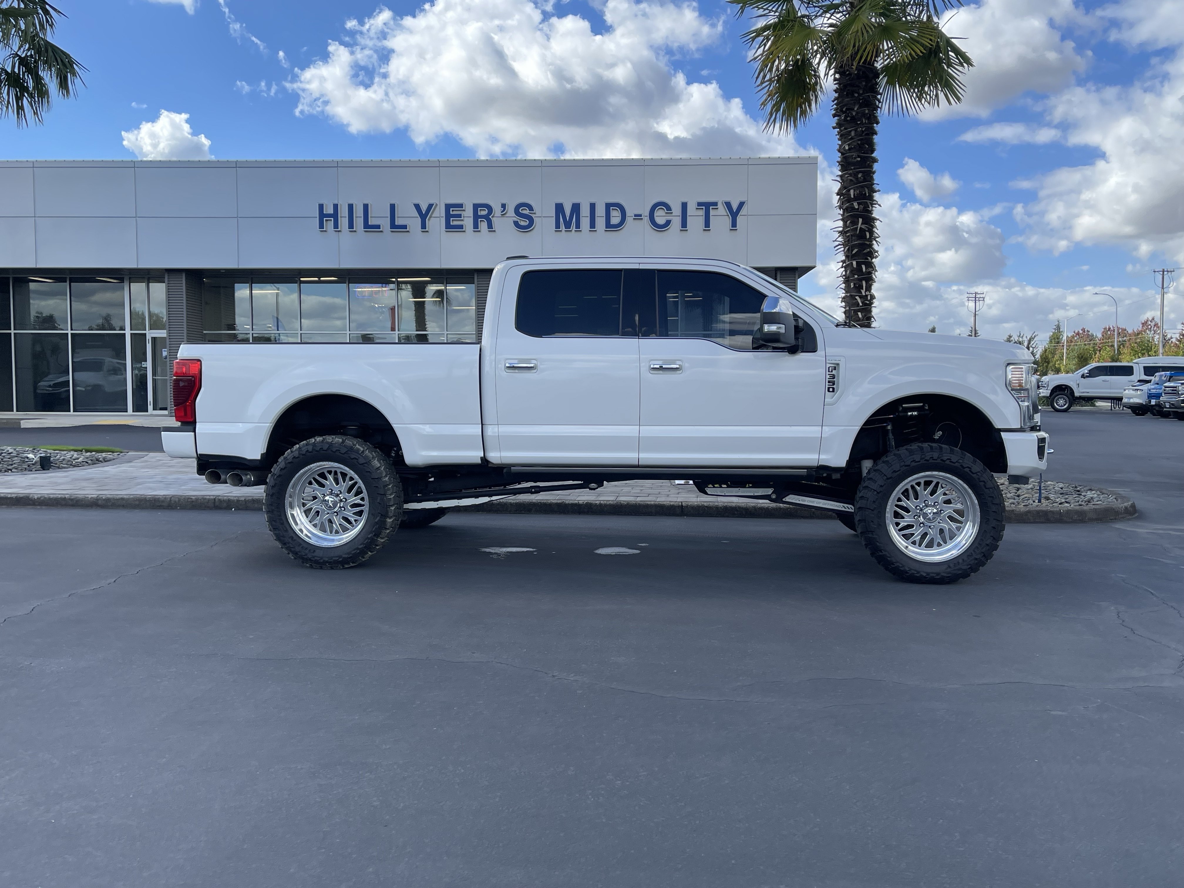Used 2022 Ford F350 Platinum w/ FX4 Off-Road Package AWD/4WD image 2