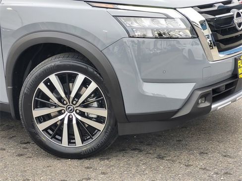 New 2025 Nissan Pathfinder Platinum image 3