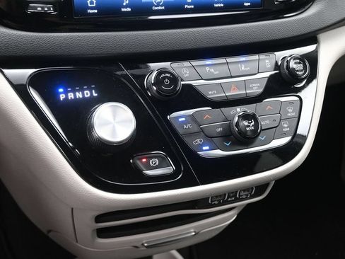 Used 2024 Chrysler Pacifica Touring-L FWD image 18