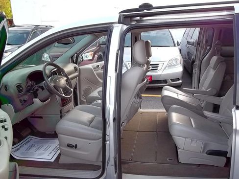 Used 2007 Chrysler Town & Country Limited FWD image 3