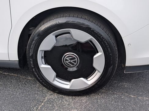Used 2025 Volkswagen ID. Buzz Pro S Plus RWD image 9