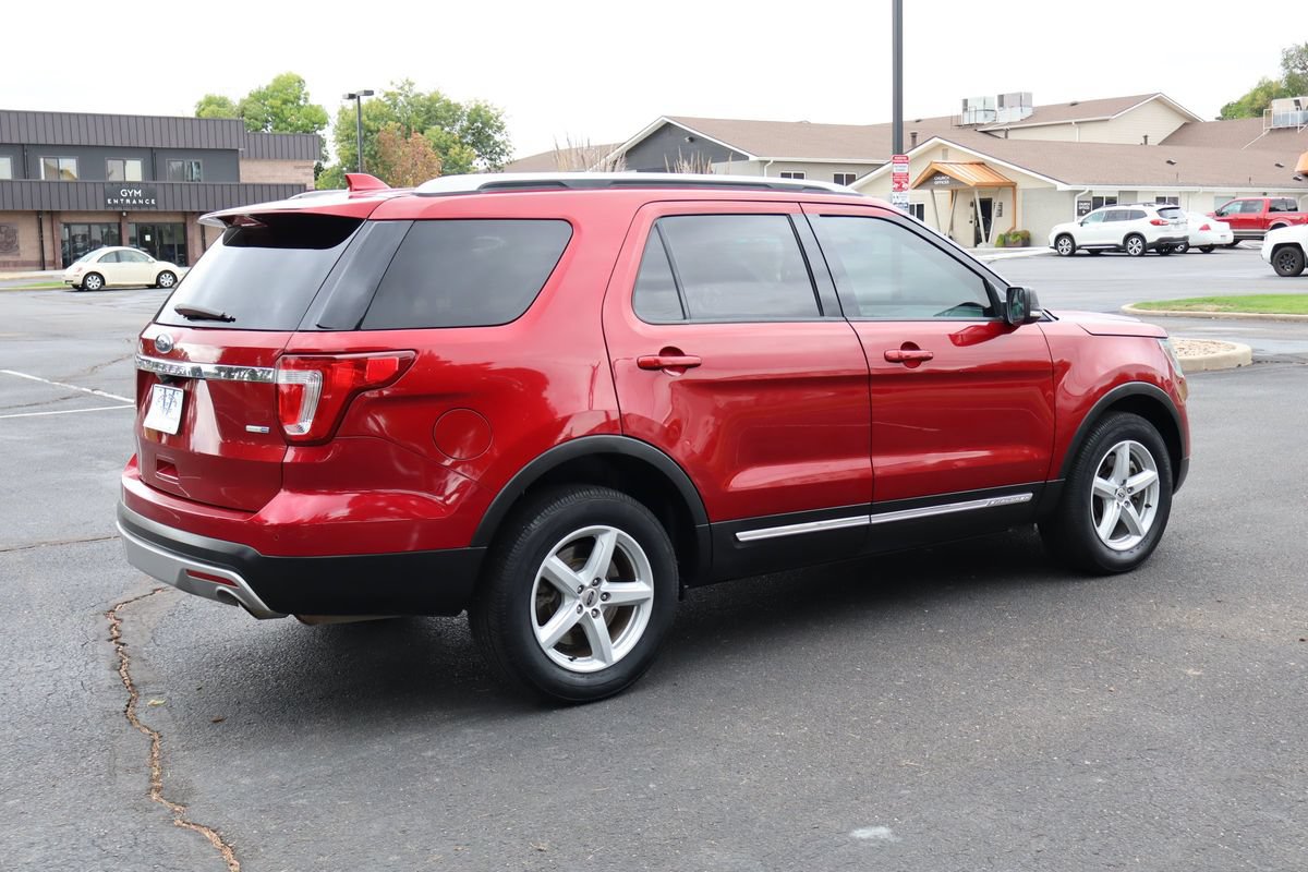 Used 2016 Ford Explorer XLT w/ Equipment Group 202A AWD/4WD image 4
