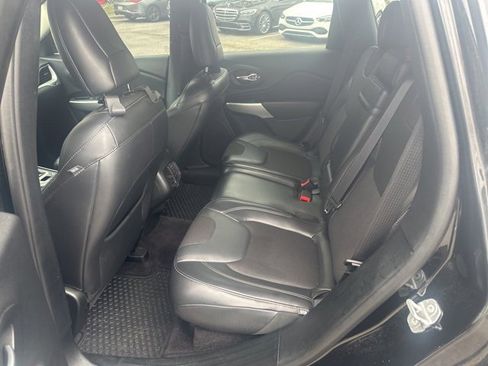 Used 2018 Jeep Cherokee Latitude Plus w/ Comfort/Convenience Group image 9