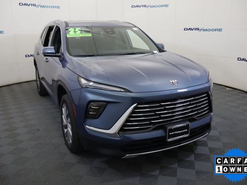 Used 2025 Buick Enclave Preferred FWD image 3