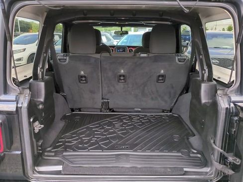 Used 2019 Jeep Wrangler Unlimited Rubicon w/ Cold Weather Group image 13