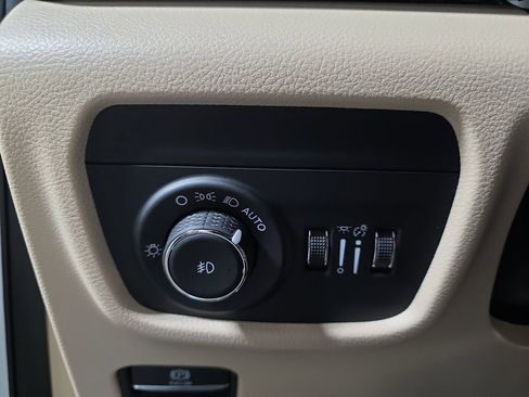 Used 2025 Jeep Grand Cherokee Limited w/ Luxury Tech Group II AWD/4WD image 28