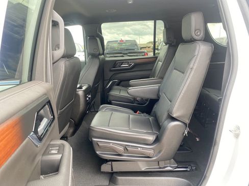 Used 2025 GMC Yukon XL Denali AWD/4WD image 30