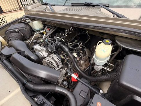 Used 2005 HUMMER H2 SUT w/ Preferred Equipment Group AWD/4WD image 36