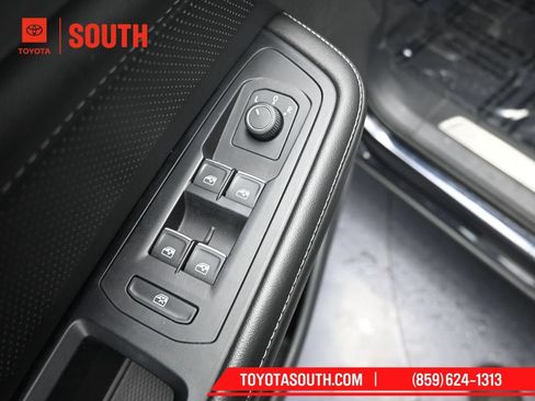 Used 2024 Volkswagen Atlas Cross Sport SE FWD image 20