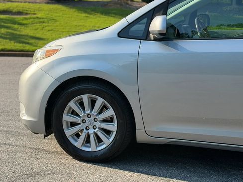 Used 2011 Toyota Sienna Limited w/ Premium Pkg FWD image 11
