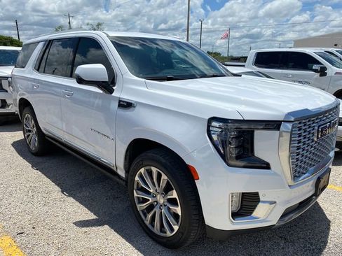 Used 2024 GMC Yukon XL SLT w/ SLT Luxury Package AWD/4WD image 2