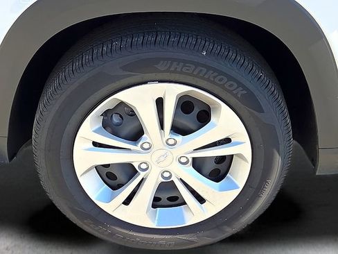 Certified 2025 Chevrolet Trax LS FWD image 9