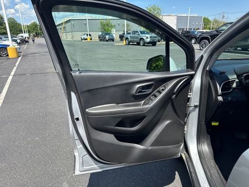 Used 2018 Chevrolet Trax LS AWD/4WD image 12