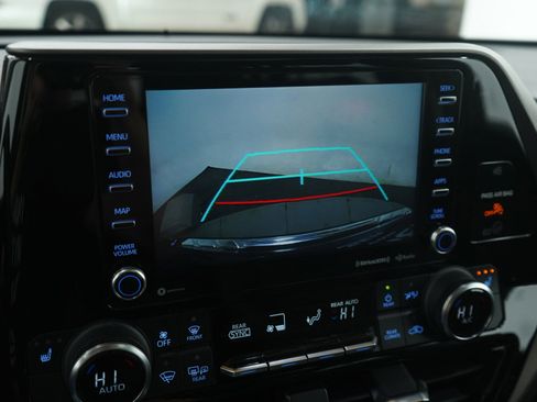 Used 2022 Toyota Highlander XLE AWD/4WD image 23