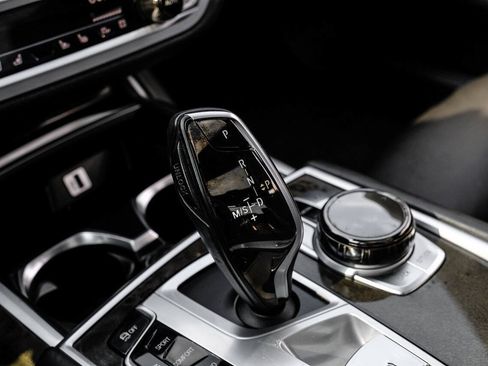 Used 2017 BMW 750i RWD image 32