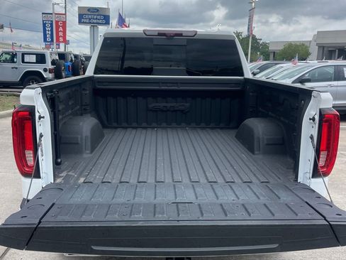 Used 2024 GMC Sierra 1500 AT4 w/ Technology Package AWD/4WD image 9