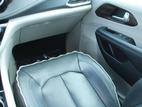 Used 2023 Chrysler Pacifica Limited image 17