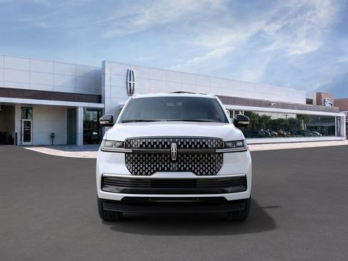 New 2027 Lincoln Navigator Premiere RWD image 3