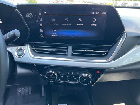Used 2025 Chevrolet Trax LT w/ LT Convenience Package FWD image 17