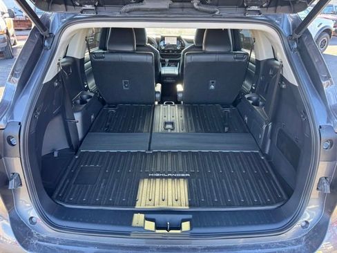 Used 2023 Toyota Highlander XLE image 32