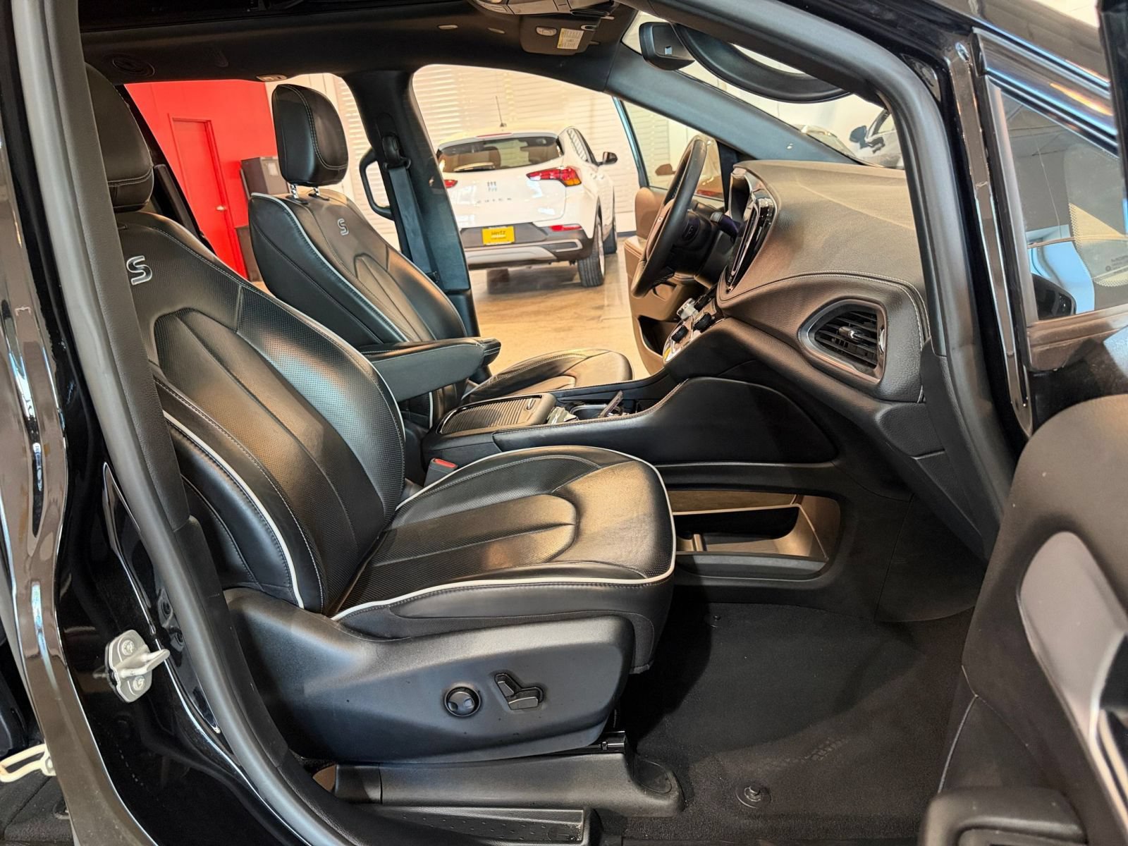 Used 2025 Chrysler Pacifica Limited FWD image 39