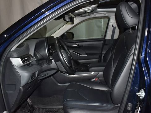 Used 2024 Toyota Highlander XLE image 12
