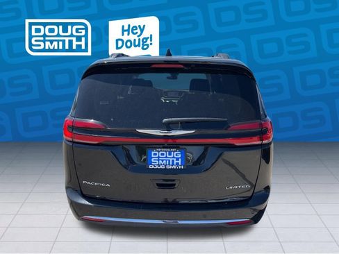 Used 2023 Chrysler Pacifica Limited FWD image 4