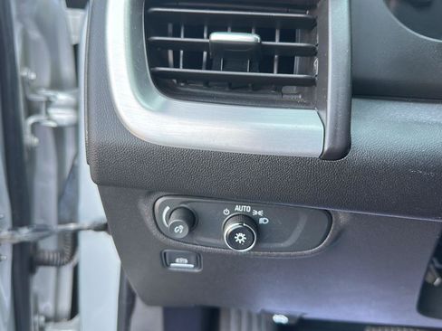 Used 2022 GMC Terrain SLE w/ Driver Convenience Package FWD image 11