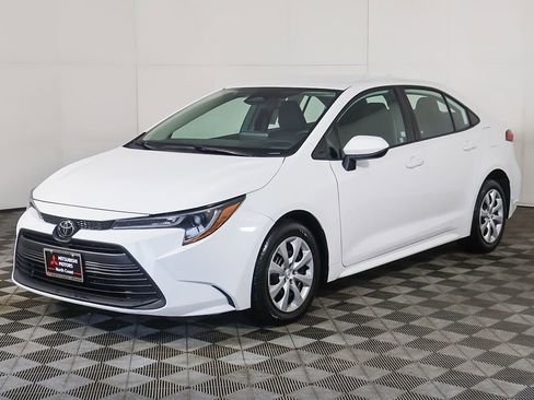Used 2024 Toyota Corolla LE FWD image 5