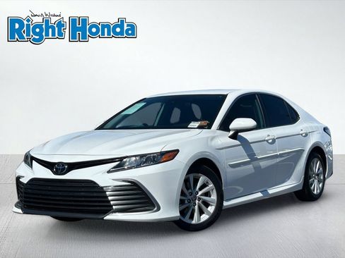 Used 2022 Toyota Camry LE w/ Carpet Mat Package (TMS) FWD image 2