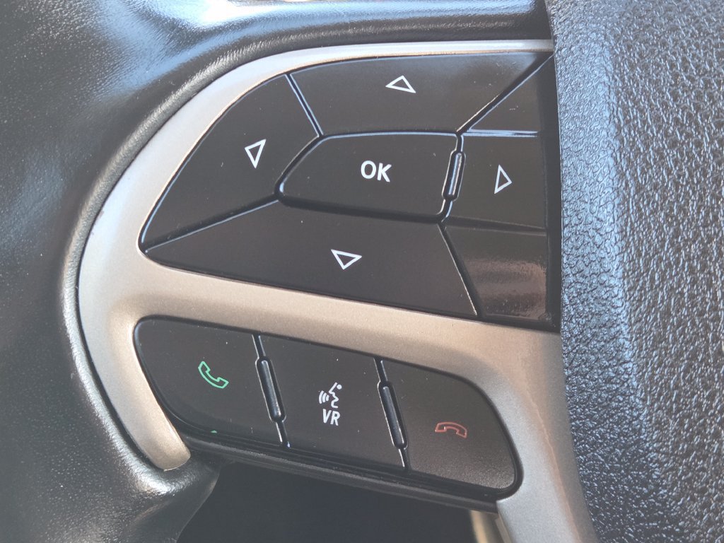 Used 2018 Jeep Cherokee Latitude w/ Altitude Package FWD image 23