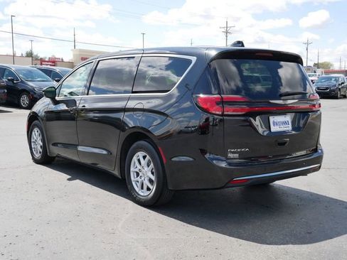 Used 2023 Chrysler Pacifica Touring-L FWD image 3