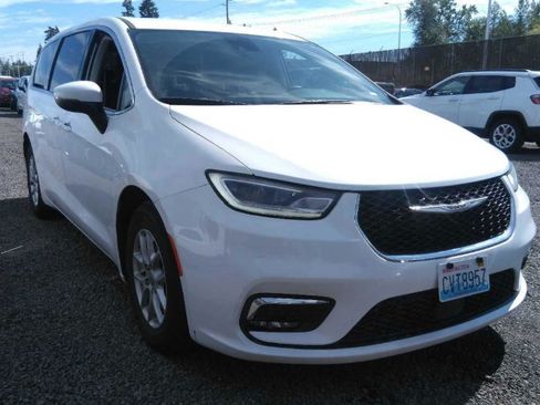 Used 2023 Chrysler Pacifica Touring-L FWD image 4