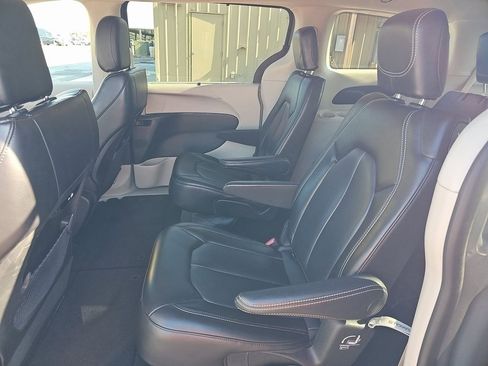 Used 2023 Chrysler Pacifica Touring-L image 5