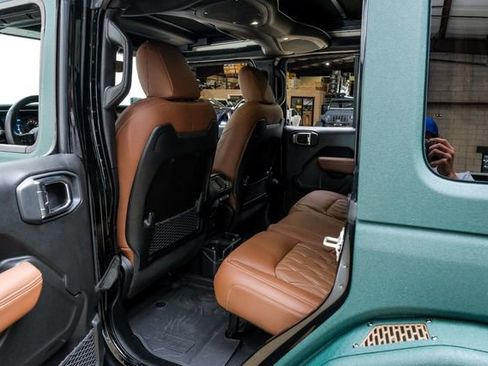 Used 2025 Jeep Wrangler Unlimited Rubicon w/ Technology Group image 98