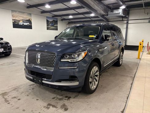 Used 2023 Lincoln Navigator Reserve AWD/4WD image 3