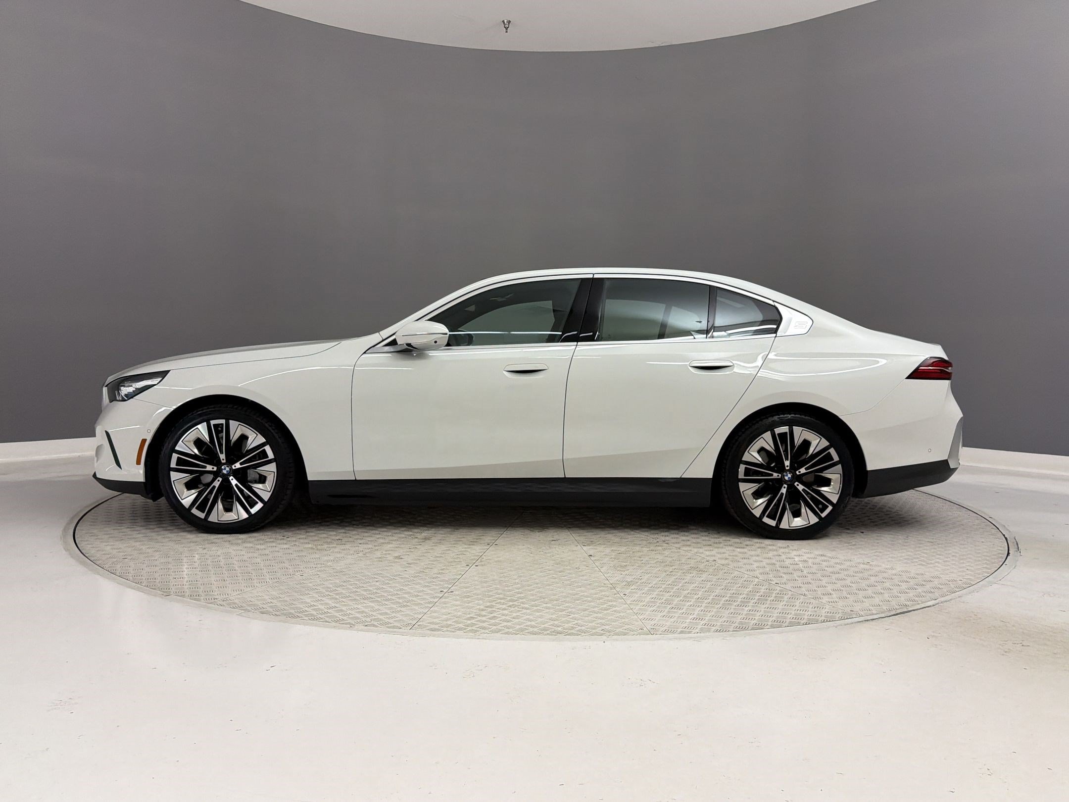 Used 2026 BMW i5 eDrive40 RWD image 2