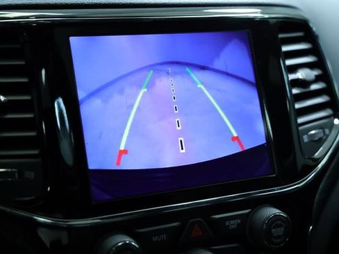 Used 2020 Jeep Grand Cherokee Altitude image 23