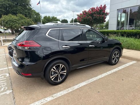 Used 2020 Nissan Rogue SV w/ Sun & Sound Touring Package FWD image 2