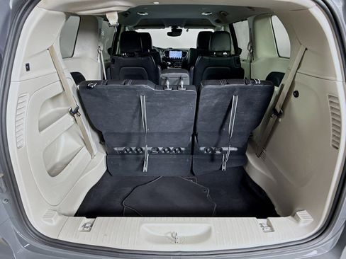 Used 2023 Chrysler Pacifica Touring-L image 33
