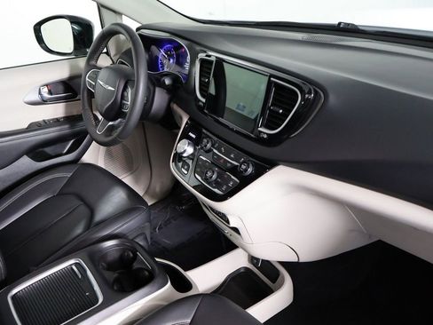 Used 2024 Chrysler Pacifica Touring-L FWD image 28