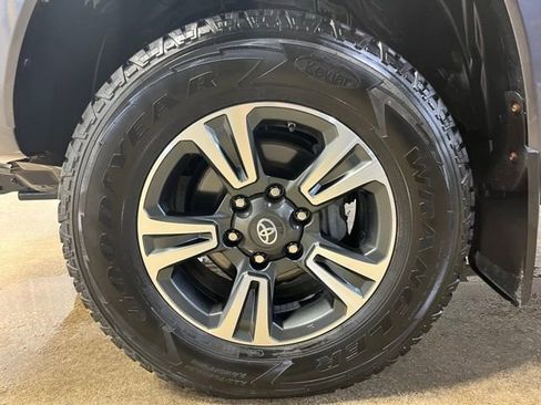 Used 2018 Toyota Tacoma TRD Sport w/ Technology Package image 25