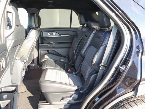 Used 2025 Ford Explorer ST-Line w/ ST-Line Street Pack image 8