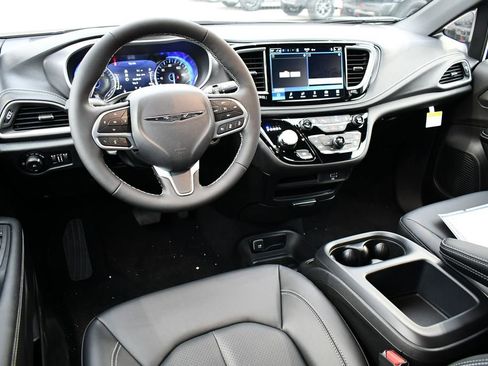 New 2026 Chrysler Pacifica Select FWD image 9