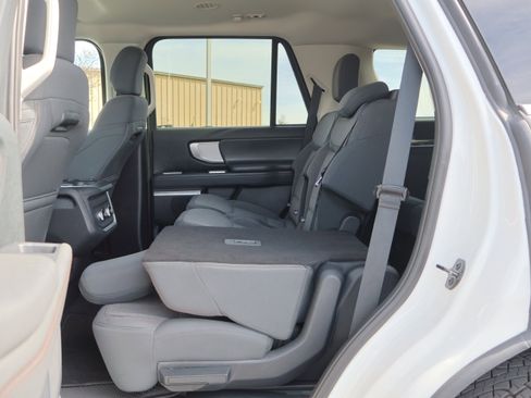 Used 2025 Ford Expedition Active image 28