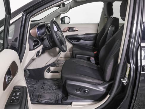 Used 2022 Chrysler Voyager LX image 7