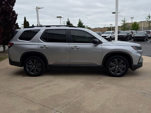 Certified 2025 Honda Pilot Sport image 6